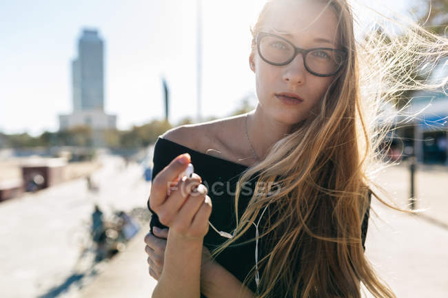 Menina loira com fones de ouvido — Fotografia de Stock