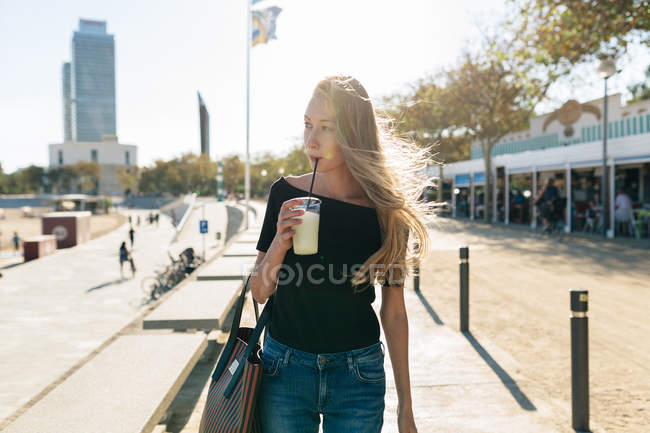 Mädchen trinkt aus Tasse — Stockfoto