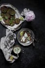 Сирні гірчиці броколі і соус тахіні на чорній поверхні — стокове фото