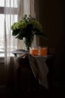 Succo di melone in bicchieri e mazzo di fiori recisi freschi — Foto stock