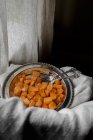 Melone fresco tagliato a dadini su piatto di metallo con tessuto — Foto stock