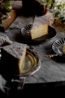 Morceaux de Gâteau en mousseline de soie sur assiettes — Photo de stock