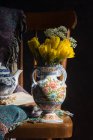 Frisch geschnittene gelbe Narzissen in blumig gemusterter Vase — Stockfoto