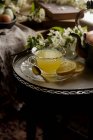 Thé au miel de citron au gingembre dans une tasse — Photo de stock