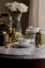 Tè in tazze e teiera vintage su tavolo in marmo bianco — Foto stock