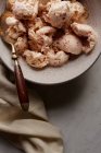 Крупним планом персикове морозиво в мисці з ложкою — стокове фото