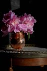 Peônias rosa de corte fresco em vaso de cobre vintage — Fotografia de Stock
