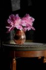 Свіжі нарізані рожеві півонії в старовинній мідній вазі — стокове фото