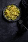 Картопляна картопляна картопля на тарілці на чорній поверхні — стокове фото