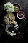 Biscoitos com prato de queijo e compotas de uva em fundo cinza — Fotografia de Stock