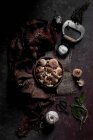 Cogumelos Shiitake em tigela no fundo escuro com tecido e pano de saco — Fotografia de Stock