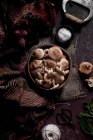 Shiitake-Pilze in Schüssel auf dunklem Hintergrund mit Stoff und Sacktuch — Stockfoto