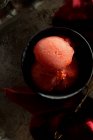 Sorbet aux fraises dans un bol — Photo de stock