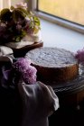Gâteau en mousseline et fleurs fraîches — Photo de stock