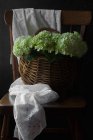 Flores de hortênsia de corte fresco na cesta na cadeira de madeira — Fotografia de Stock