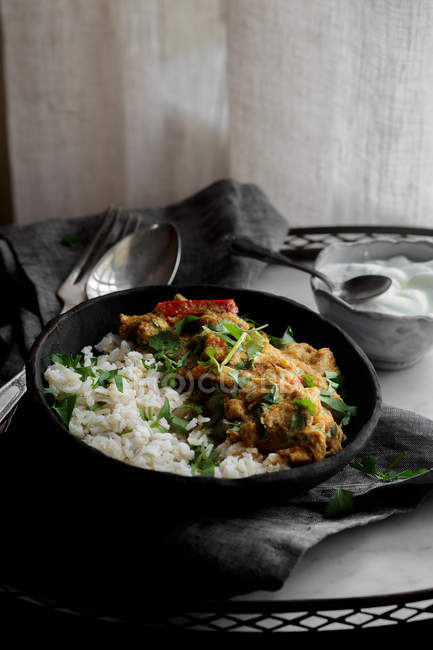Achari chicken with rice in black bowl — Stock Photo