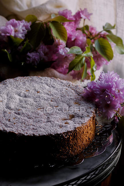Gâteau en mousseline et fleurs fraîches — Photo de stock