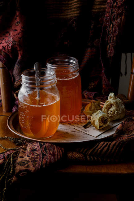 Vasi di ghee organico su sedia in legno con tessuto — Foto stock