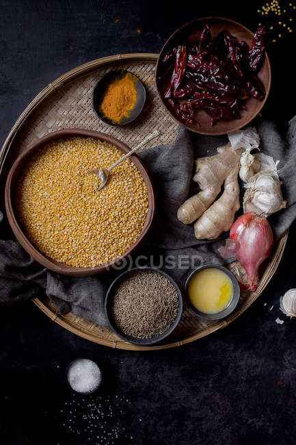 Semi di lenticchia in ciotole e ingredienti su vassoio — Foto stock