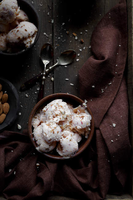 Персикове морозиво в мисці з коричневою тканиною — стокове фото