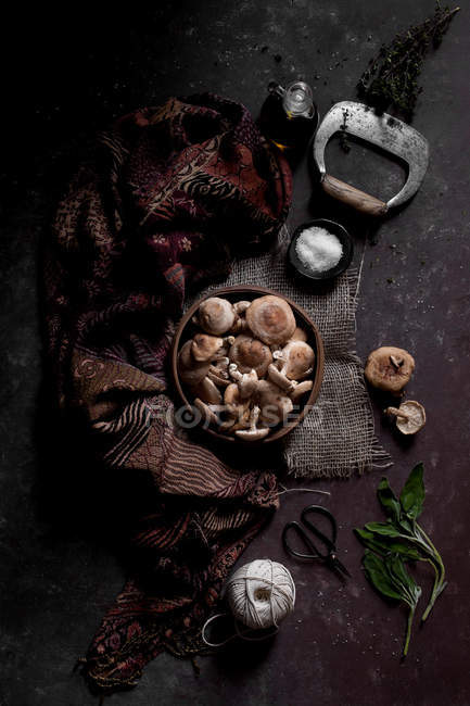Funghi Shiitake in ciotola su fondo scuro con stoffa e sacco — Foto stock