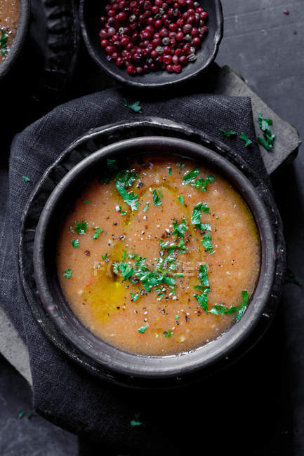 Приготування гаспачо - холодні томатний суп — стокове фото
