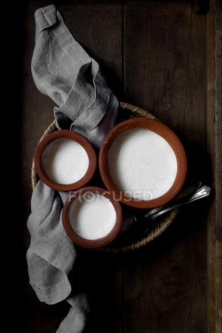 Саморобний йогурт у глиняних мисках — стокове фото