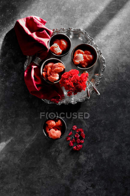 Erdbeersorbet in Schalen — Stockfoto
