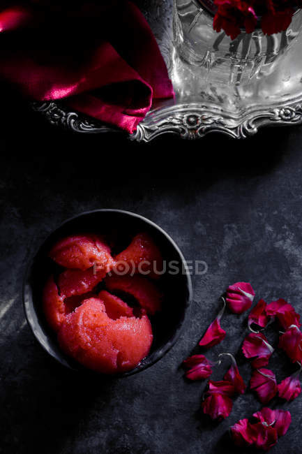 Erdbeersorbet in Schüssel — Stockfoto