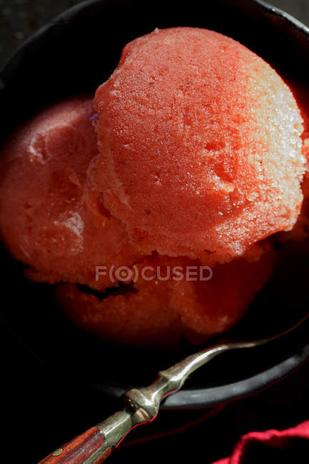 Erdbeersorbet in Schüssel — Stockfoto
