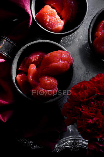 Sorbete de fresa en cuencos - foto de stock