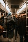 Escena urbana con gente en vagón de metro - foto de stock
