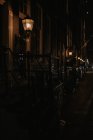 Rue typique d'Amsterdam vue sur la ville avec des lanternes d'éclairage la nuit — Photo de stock