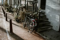 Herbstliche Szenerie mit typisch holländischer Architektur und am Hauseingang geparkten Fahrrädern, Amsterdam, Niederlande — Stockfoto