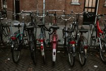 Biciclette parcheggiate in fila — Foto stock