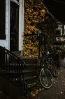 Scène automnale avec architecture typiquement hollandaise et vélo garé près de l'entrée de la maison, Amsterdam, Pays-Bas — Photo de stock