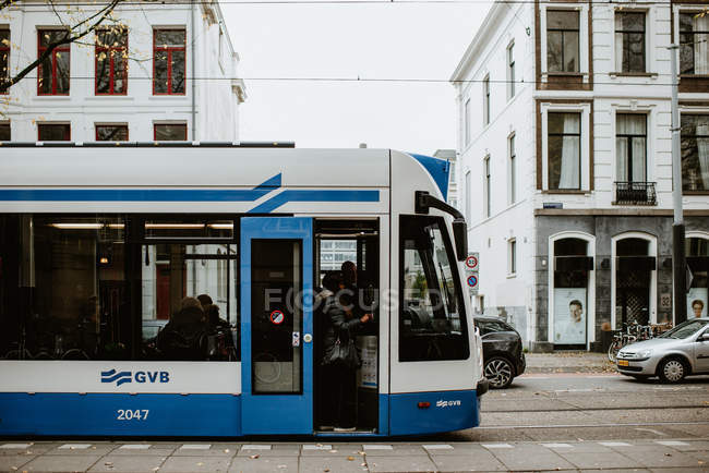 Scène de paysage urbain avec tram public dans la rue — Photo de stock