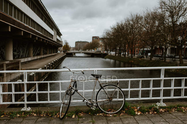 Велосипед с видом на канал Амстердама — стоковое фото