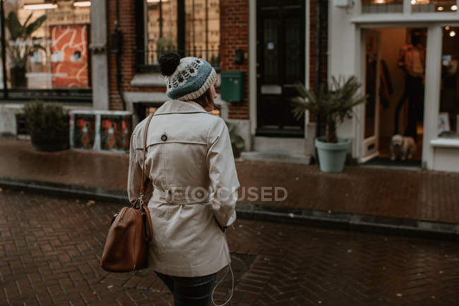 Visão traseira da jovem mulher que atravessa a rua Amsterdam no centro da cidade — Fotografia de Stock