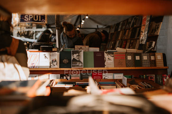 Scena all'aperto con persone che scelgono libri in libreria — Foto stock