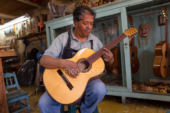 Gitarrenbauer in Paracho, Mexiko, spielt das Instrument, das er gebaut hat — Stockfoto