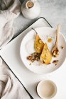 Pochierte Birnen mit karamellisierten Nüssen — Stockfoto