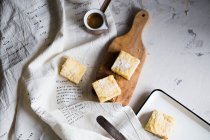 Zitronenkuchenriegel und Jezve mit Cofee — Stockfoto