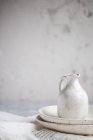 Assiettes et cruche en céramique blanche — Photo de stock