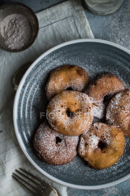 Яблучні пончики з цукром для охолодження кориці — стокове фото