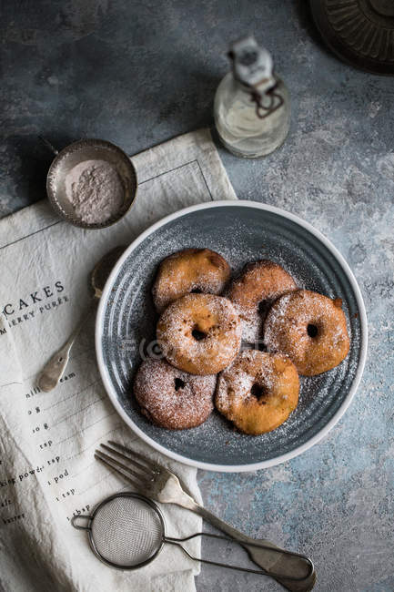 Apple donuts with cinnamon icing sugar — Stock Photo