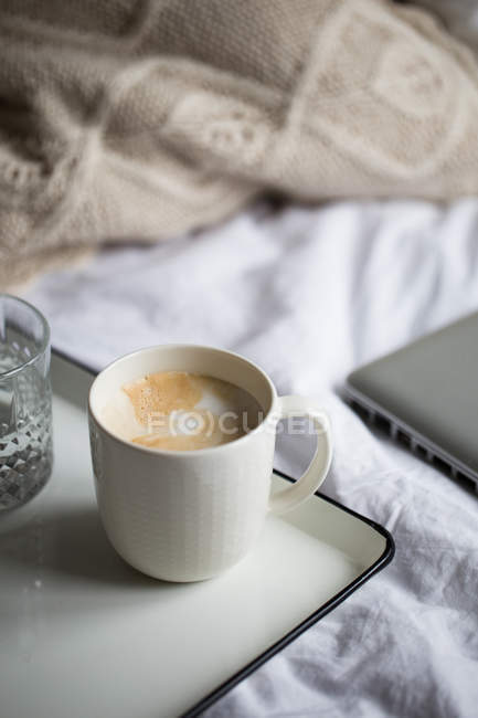 Notebook e uma xícara de café — Fotografia de Stock