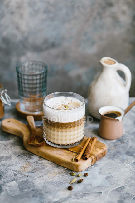 Café condimentado servido em um copo — Fotografia de Stock