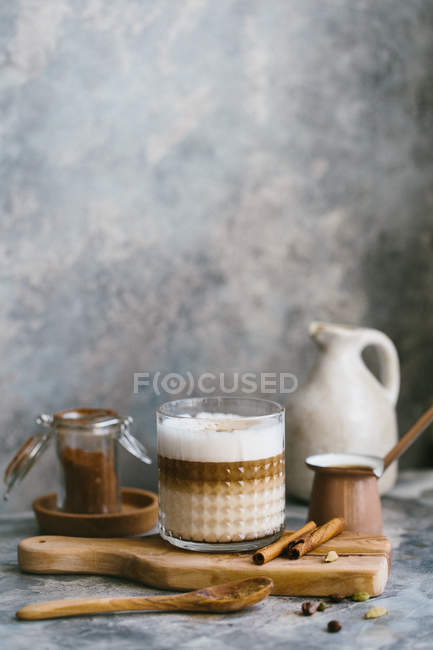 Пряный кофе подается в стакане — стоковое фото