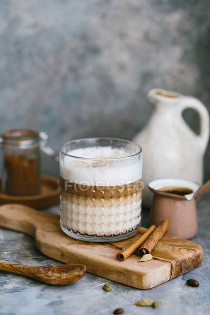 Пряна кава, яку подають у склянці — стокове фото